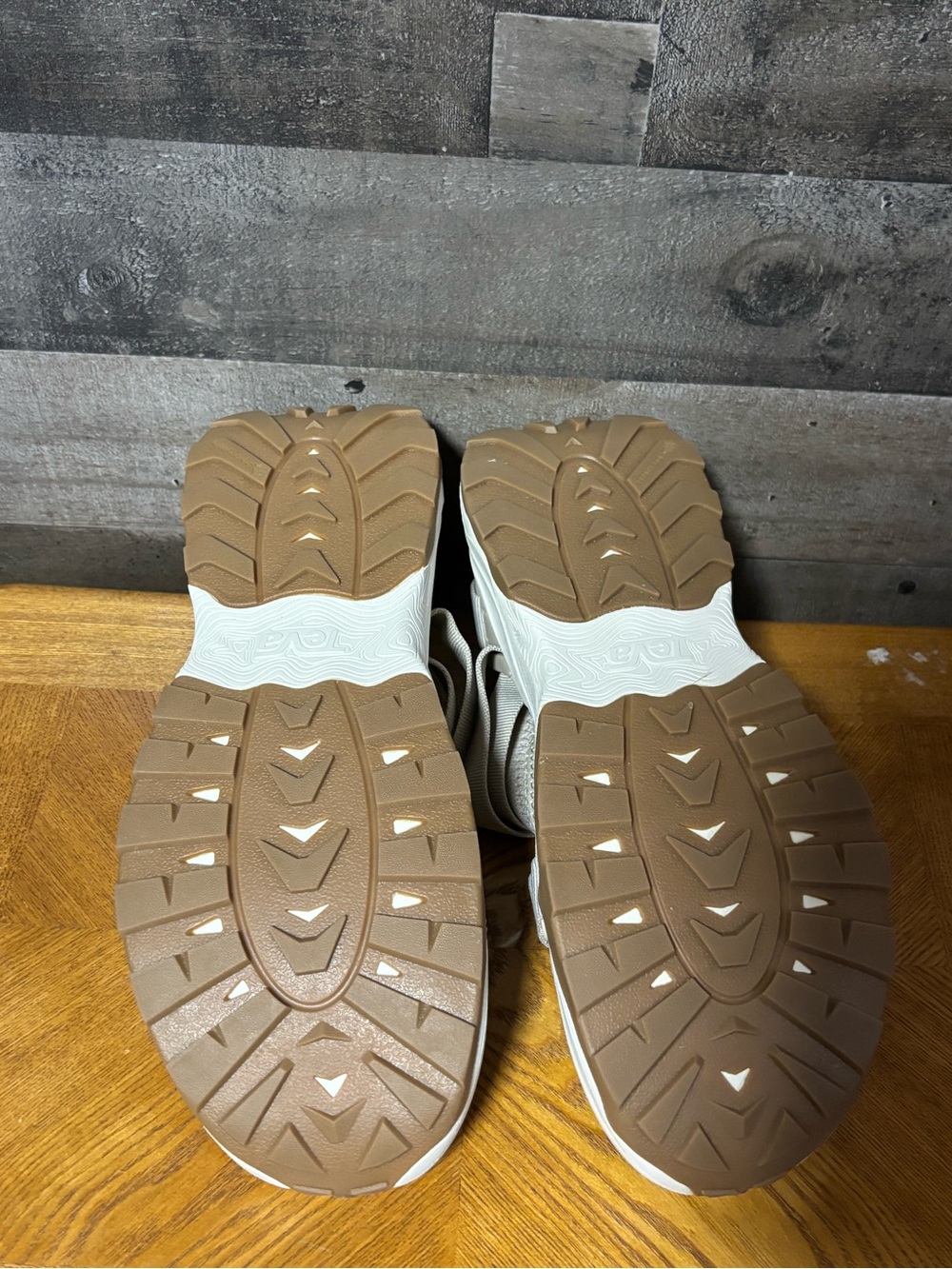 NWOT Teva Beige Outlander Water/hiking Sandal-Sneaker with Hook Strap 11 - Picture 4 of 9